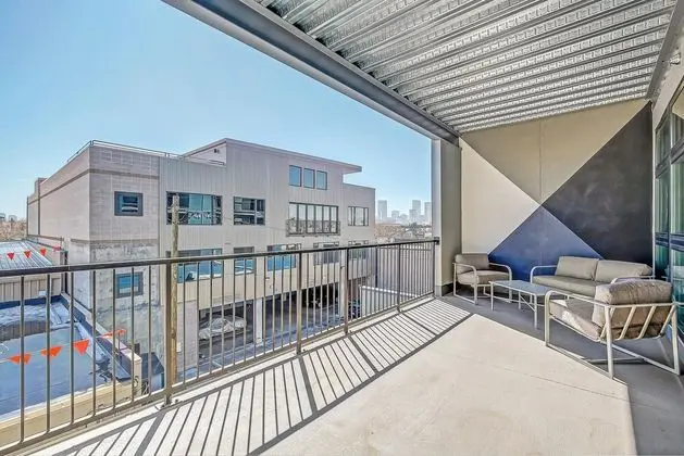Ev, 1 En Büyük (King) Boy Yatak ve Çekyat (RiNo Art Lofts - Modern Rustic Oasis )
