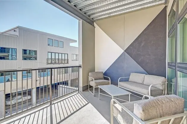 Ev, 1 En Büyük (King) Boy Yatak ve Çekyat (RiNo Art Lofts - Modern Rustic Oasis )