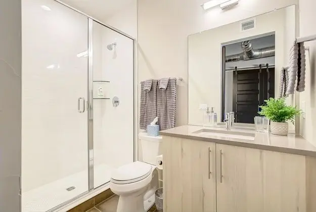Ev, 1 En Büyük (King) Boy Yatak ve Çekyat (RiNo Art Lofts - Modern Rustic Oasis )