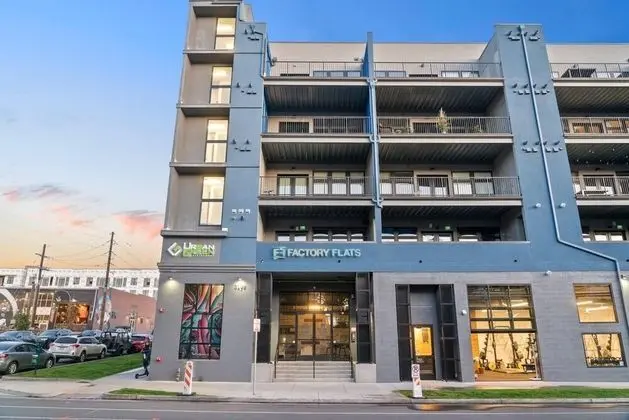 Ev, 1 En Büyük (King) Boy Yatak ve Çekyat (RiNo Art Lofts - Modern Rustic Oasis )
