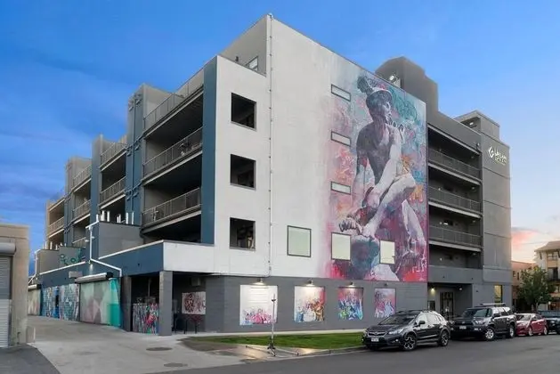 Ev, 1 En Büyük (King) Boy Yatak ve Çekyat (RiNo Art Lofts - Modern Rustic Oasis )