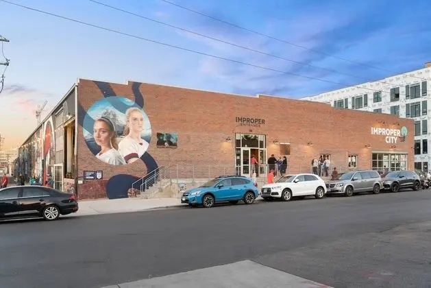 Ev, 1 En Büyük (King) Boy Yatak ve Çekyat (RiNo Art Lofts - Modern Rustic Oasis )