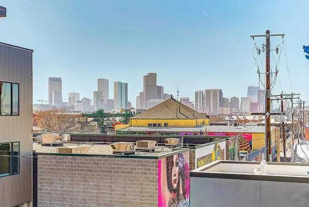 Ev, 1 En Büyük (King) Boy Yatak ve Çekyat (RiNo Art Lofts - Modern Rustic Oasis )