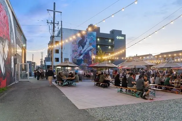 Ev, 1 En Büyük (King) Boy Yatak ve Çekyat (RiNo Art Lofts - Modern Rustic Oasis )