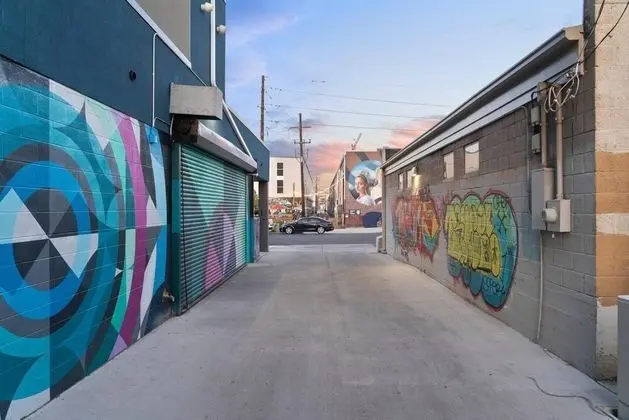 Ev, 1 En Büyük (King) Boy Yatak ve Çekyat (RiNo Art Lofts - Modern Rustic Oasis )