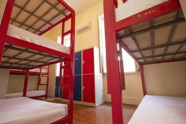 Oda, Karma Ranzalı Oda, Ortak Banyo (9 Camas )