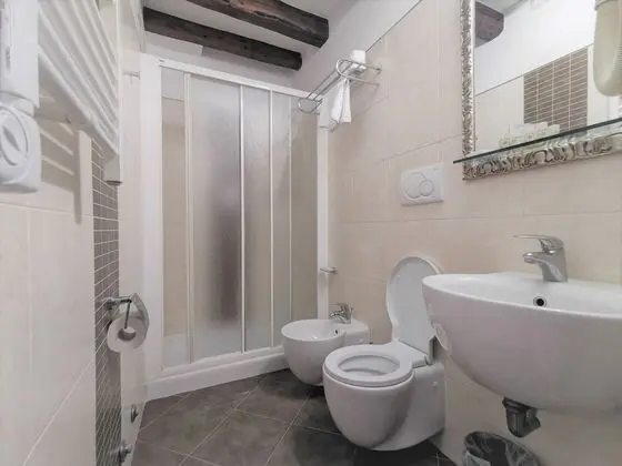 Dört Kişilik Oda, Ek Bina