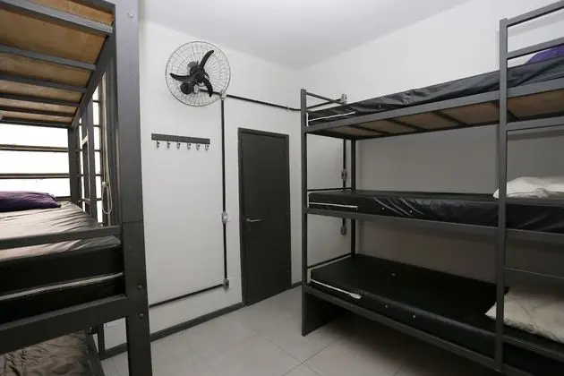 Quarto compartido misto con 6 camas con terraco