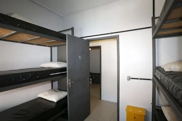 Quarto compartido misto con 6 camas con terraco