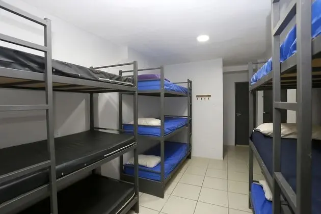 Quarto compartilhado de 9 camas femenino com banheiro privativo