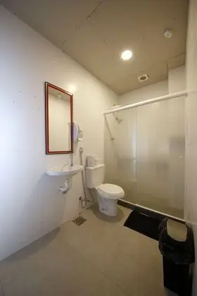 Quarto compartilhado de 9 camas femenino com banheiro privativo