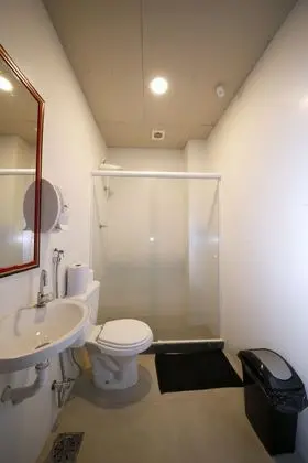 Quarto compartilhado de 9 camas femenino com banheiro privativo