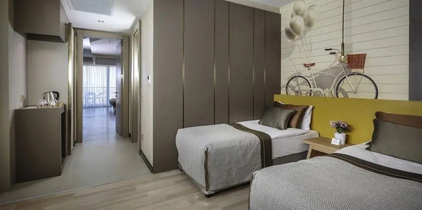 Aile Odası, Kara veya Havuz Manzaralı, Balkonlu