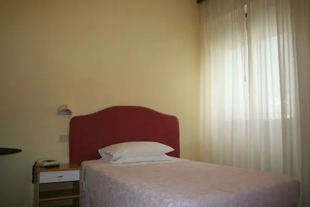 Büyük Yataklı Tek Kişilik Oda