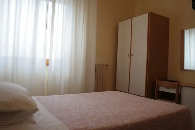 Büyük Yataklı Tek Kişilik Oda