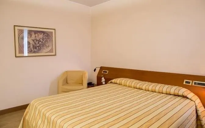 Büyük Yataklı Tek Kişilik Oda