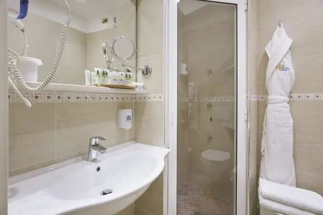 Basic Tek Büyük veya İki Ayrı Yataklı Oda