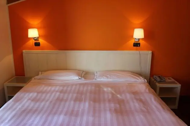 Tek Büyük veya İki Ayrı Yataklı Oda, Göl Manzaralı