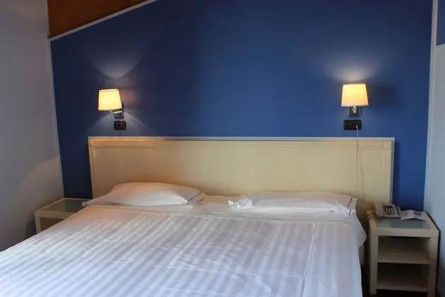 Tek Büyük veya İki Ayrı Yataklı Oda, Göl Manzaralı