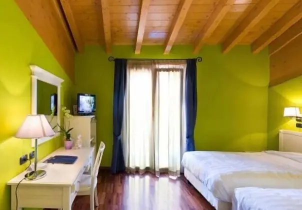 Tek Büyük veya İki Ayrı Yataklı Oda, Göl Manzaralı