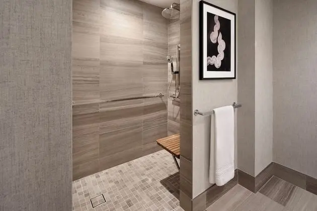 Oda, 2 Çift Kişilik Yatak, Şehir Manzaralı (Mobility Accessible, Roll-In Shower)