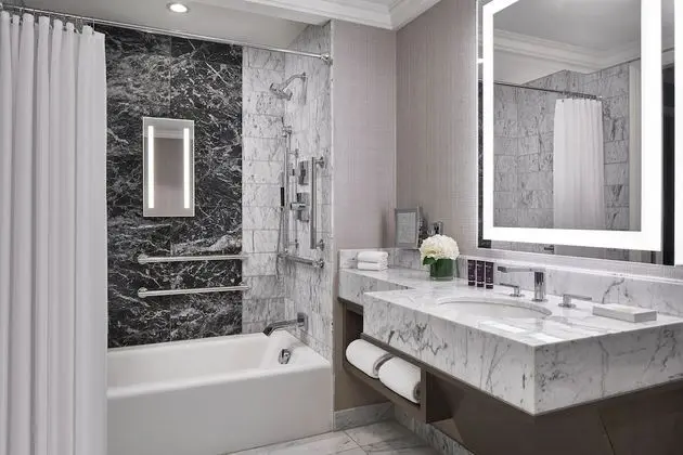 Oda, 1 En Büyük (King) Boy Yatak (Mobility Accessible, Transfer Shower)
