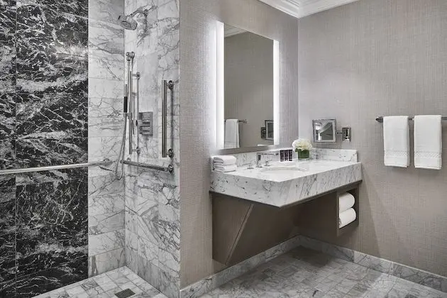Oda, 1 En Büyük (King) Boy Yatak (Mobility Accessible, Transfer Shower)
