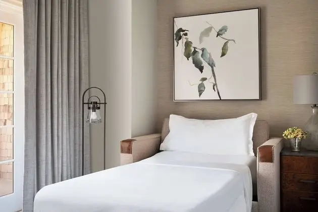 Club Oda, 1 En Büyük (King) Boy Yatak, Göl Manzaralı (Club Level, Top Floor)