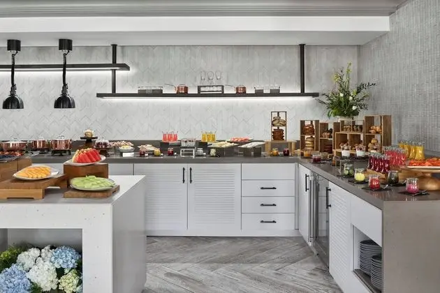 Club Oda, 1 En Büyük (King) Boy Yatak, Göl Manzaralı (Club Level, Top Floor)