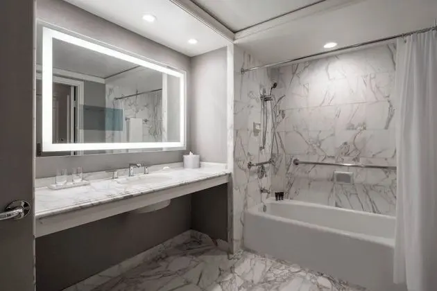 Standard Oda, 1 En Büyük (King) Boy Yatak (Mobility/Hearing Accessible, Tub)