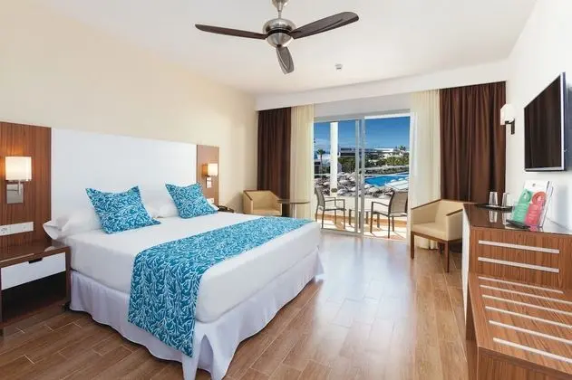 Tek Büyük Yataklı Oda, Balkon, Havuz Manzaralı