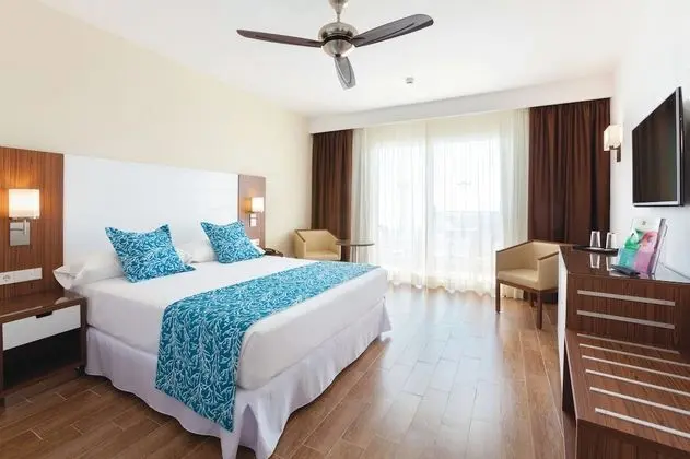 Tek Büyük Yataklı Oda, Balkon, Havuz Manzaralı