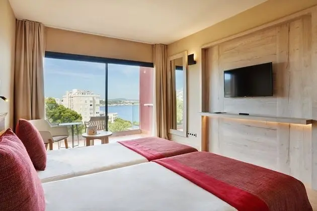 Tek Büyük Yataklı Oda, Balkon, Kısmi Deniz Manzaralı