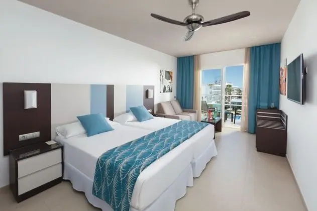Grand Tek Büyük Yataklı Oda, Balkon, Kısmi Deniz Manzaralı