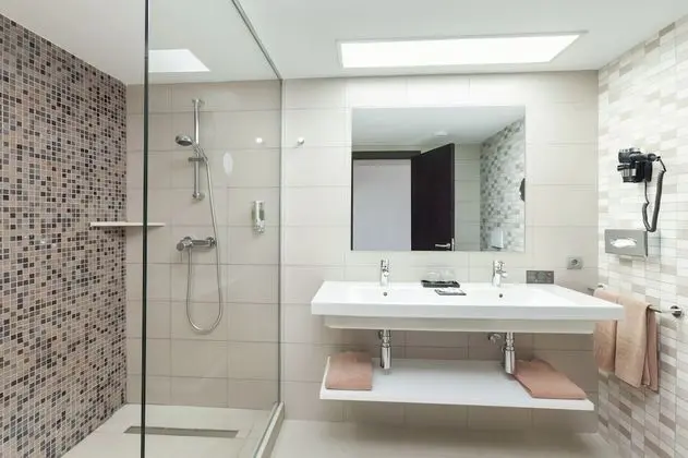 Grand Tek Büyük Yataklı Oda, Balkon, Kısmi Deniz Manzaralı