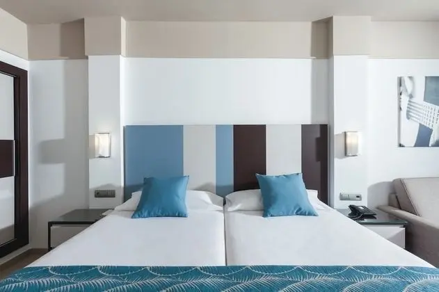Tek Büyük Yataklı Oda, Balkon, Kısmi Deniz Manzaralı