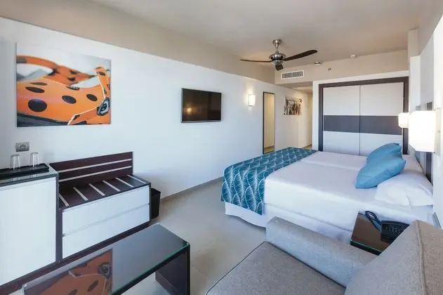 Tek Büyük Yataklı Oda, Balkon, Kısmi Deniz Manzaralı