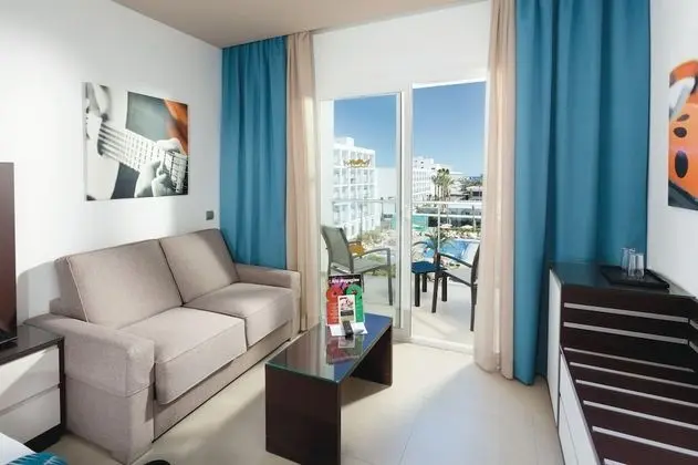 Tek Büyük Yataklı Oda, Balkon, Kısmi Deniz Manzaralı (Sofa Bed)