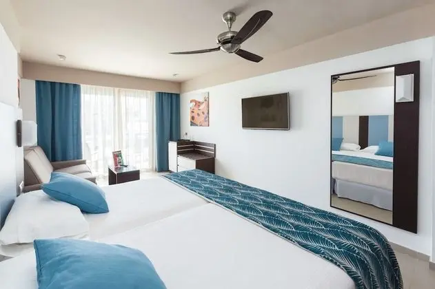 Tek Büyük Yataklı Oda, Balkon, Kısmi Deniz Manzaralı (Sofa Bed)