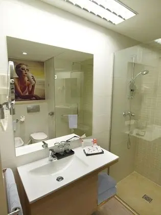 Tek Büyük Yataklı Oda, Balkon, Bahçe Manzaralı