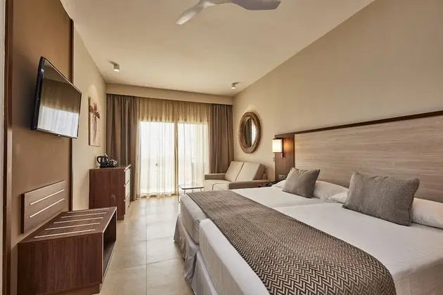 Tek Büyük Yataklı Oda, Kısmi Deniz Manzaralı (Lateral Sea View)