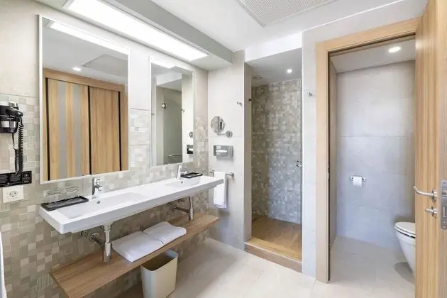 Tek Büyük Yataklı Oda, Balkon, Deniz Manzaralı