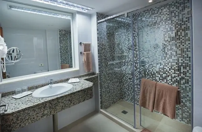 Grand Tek Büyük Yataklı Oda, Balkon, Kısmi Deniz Manzaralı