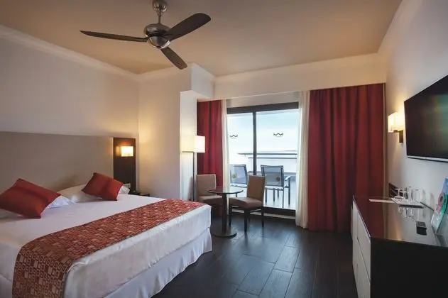 Tek Büyük Yataklı Oda, Balkon, Kısmi Deniz Manzaralı