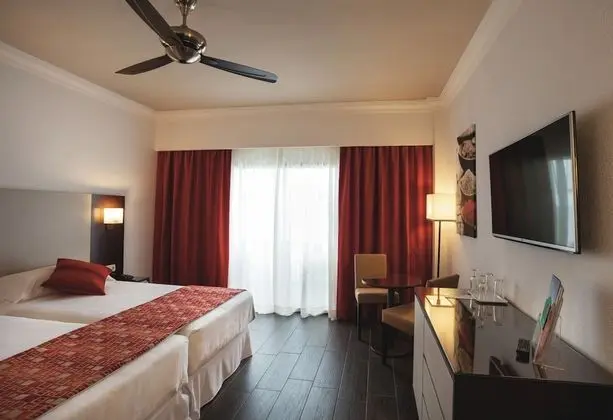 Tek Büyük Yataklı Oda, Balkon, Kısmi Deniz Manzaralı