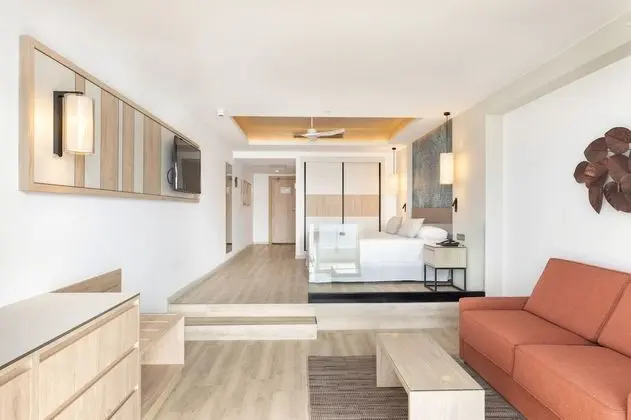 Tek Büyük Yataklı Oda, Balkon (Lateral Sea View)
