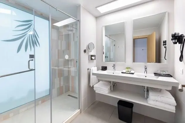 Tek Büyük Yataklı Oda, Balkon, Bahçe Manzaralı