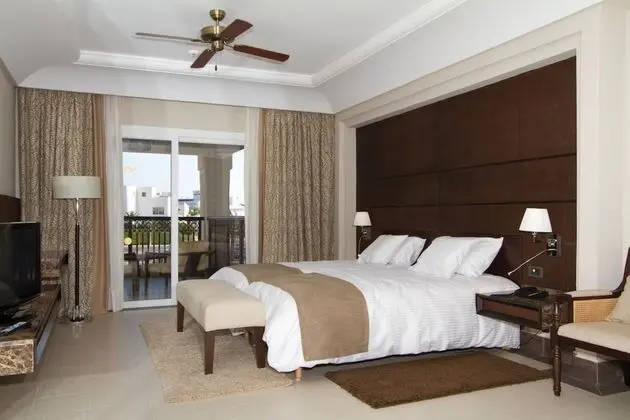 Standard Tek Büyük Yataklı Oda, Balkon, Havuz Manzaralı