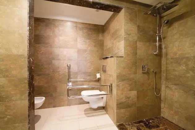 Standard Tek Büyük Yataklı Oda, Balkon, Havuz Manzaralı
