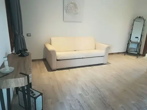 Dört Kişilik Oda, Bahçeli